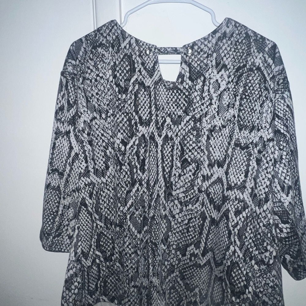 Women's Black and Gray Snake Print Top